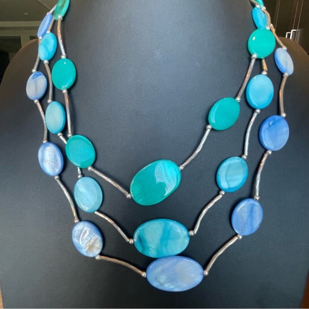 Shades of Turquoise Blue Three Strand Beaded Shell Necklace Silver Tone 19-22” - Picture 2 of 5